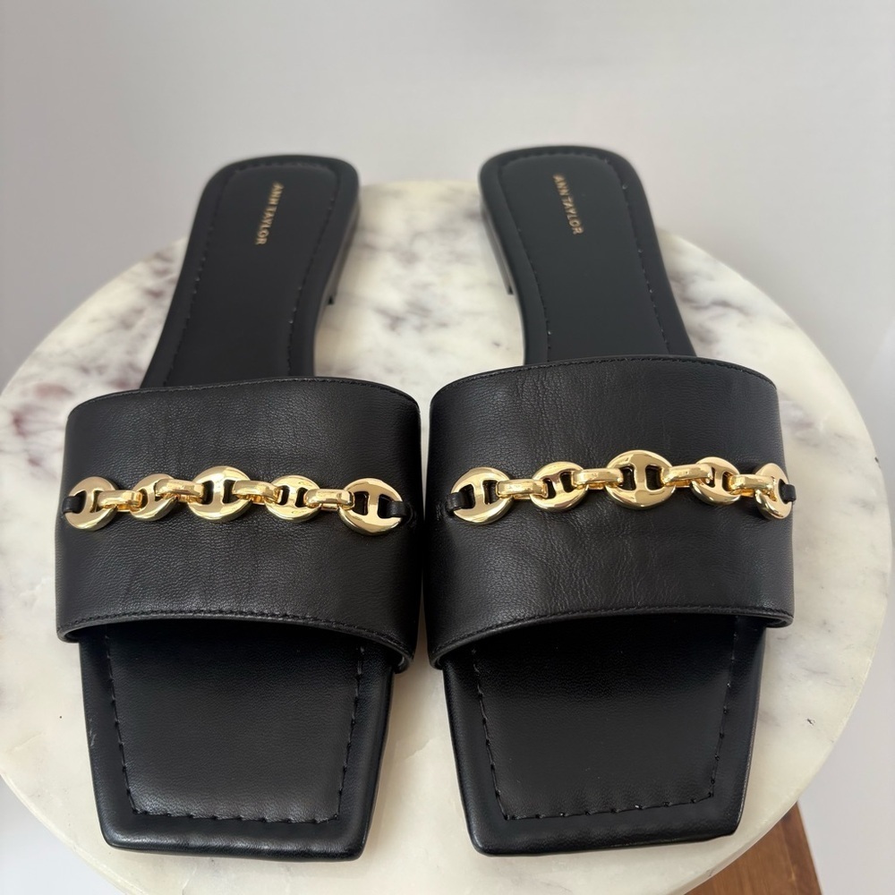 Ann Taylor Black Leather Slide Sandals Gold Chain Detail Size 10M - Picture 2 of 14